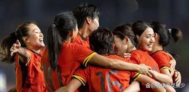发光点明的女足协同昂首，云接日，引发热议