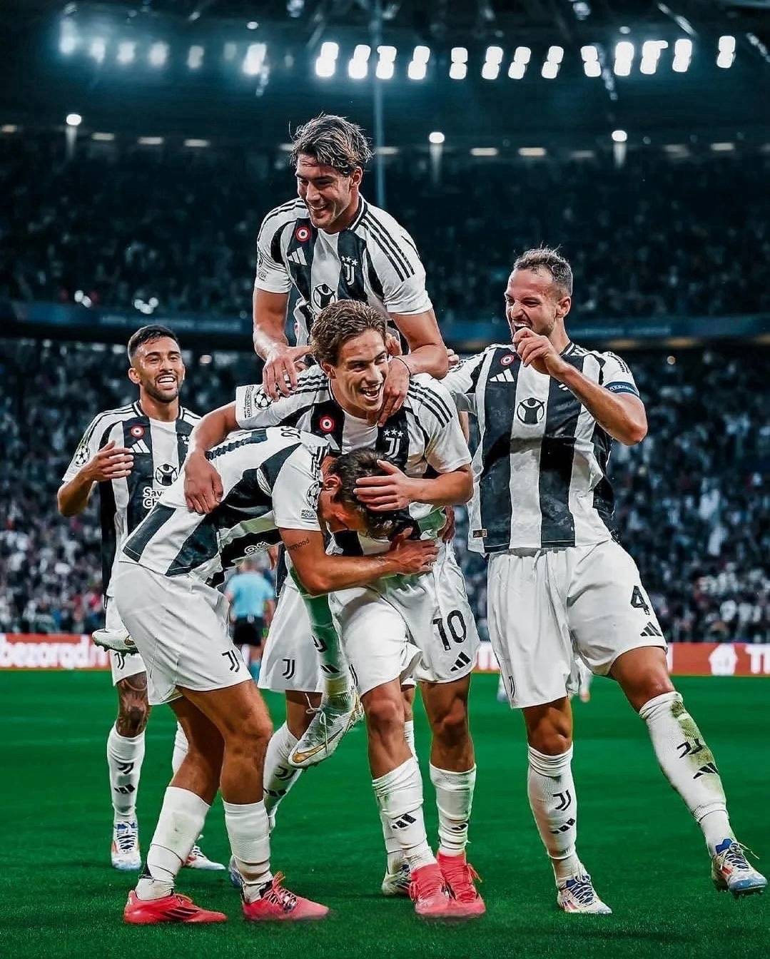 意甲球队球员庆祝进球,展现团队合作精神,战绩斐然 意甲球队球员庆祝进球,展现团队合作精神,战绩斐然