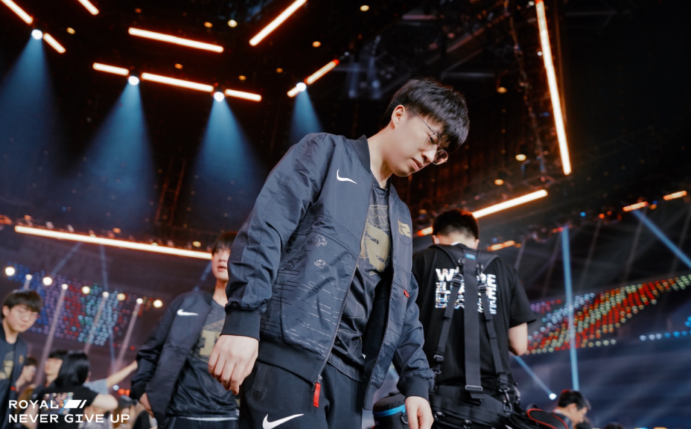 KT碾压FPX,CoreJJ关键团战开团秒人宿命之战淘汰赛,锁定晋级资格 KT碾压FPX,CoreJJ关键团战开团秒人宿命之战淘汰赛,锁定晋级资格