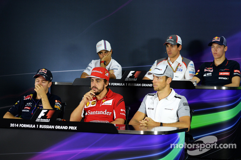 索伯车队鏖战红牛车队，塞恩斯扛起全队