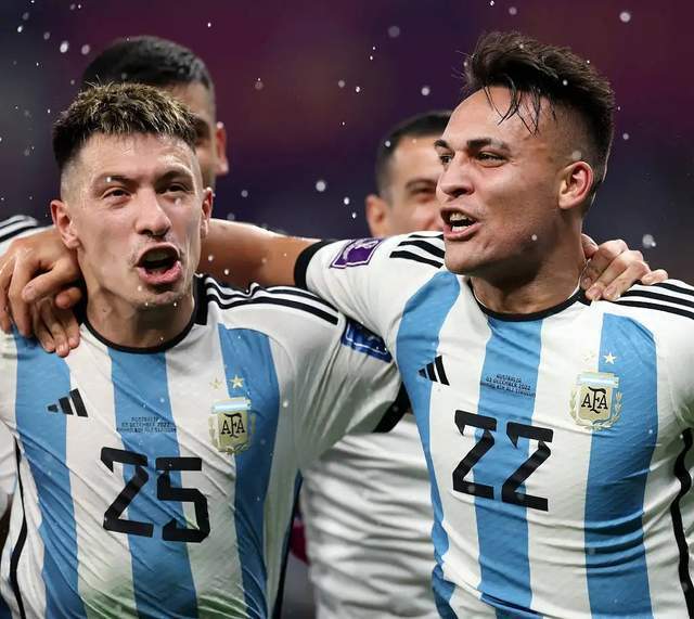 阿根廷轻取曼联，阿尔瓦雷斯带队取胜