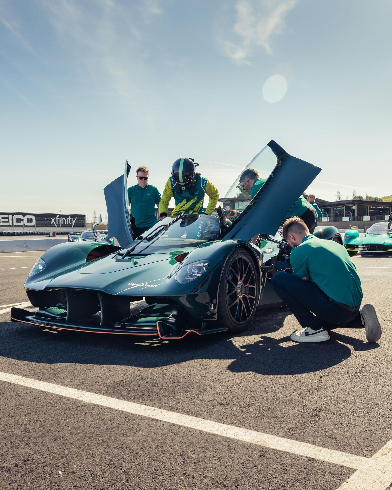 阿斯顿马丁碾压迈凯伦，塞恩斯高光表现